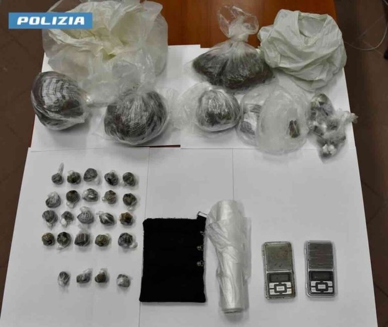 Castellammare, rider e pusher: arrestato in sella alla bici con dosi di stupefacenti