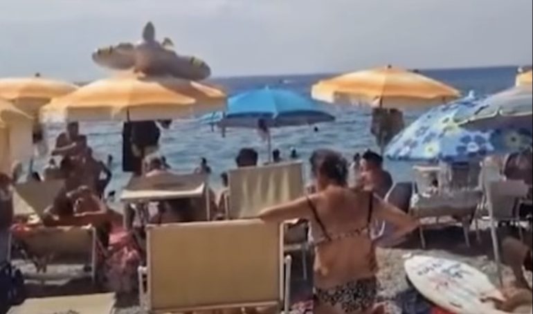 Cetara, spiagge libere invase da abusivi: cittadini chiedono interventi urgenti