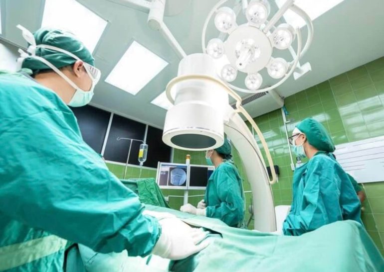 Chirurgia toracica al Pascale, una nuova tecnologia taglia i tempi in sala operatoria