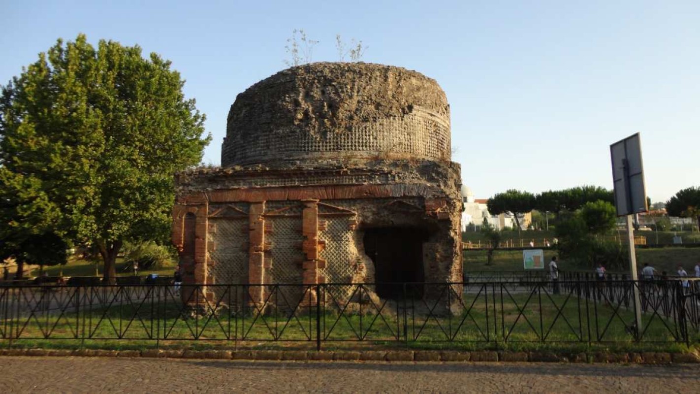 Un mausoleo romano in Campania, circondato da resti archeologici e leggende locali