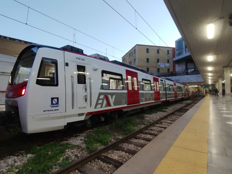 Circumvesuviana, via libera al primo nuovo treno. Fico: «Finalmente può entrare in esercizio»