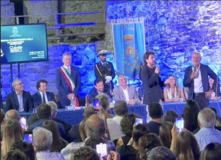 Claudio Bisio riceve la cittadinanza onoraria di Castellabate