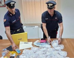 Cocaina e hashish nascosti in casa, arrestata coppia nel Sud Pontino: sequestrate 1.187 dosi