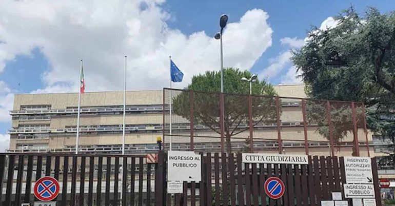 Condanna storica per violazione della bigenitorialità: madre deve risarcire 156.440 euro al padre