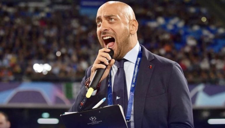 Decibel Bellini saluta il Napoli: fine di un’era da speaker dopo 16 anni