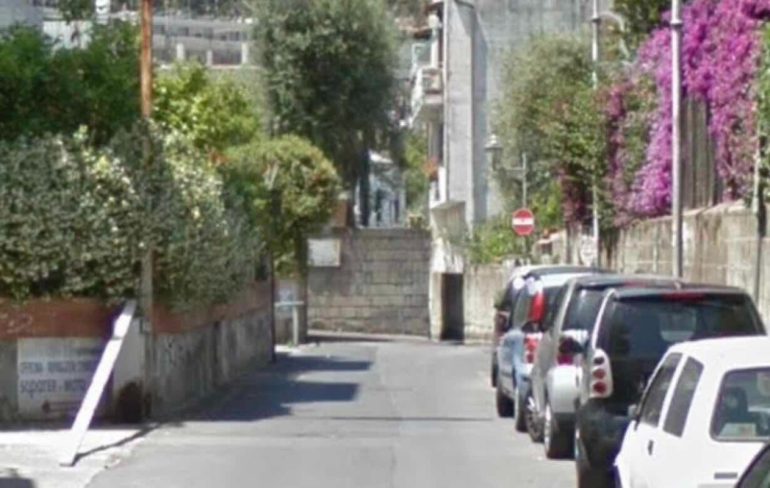 Demolita a Sorrento un’abitazione abusiva: eseguito l’ordine del Tribunale dopo quasi vent’anni