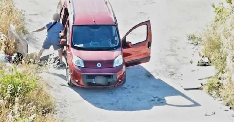 Orta di Atella, abbandona rifiuti edili con amianto: scatta il ritiro della patente