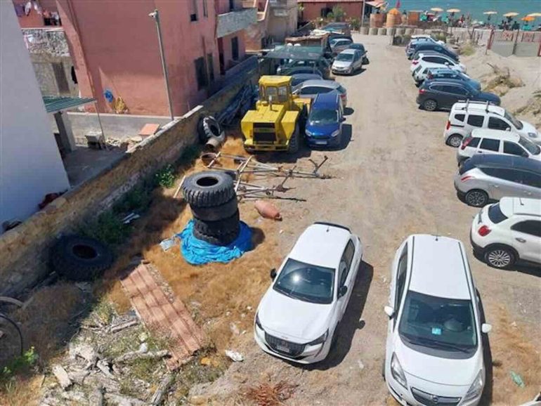 Destra Volturno, spiaggia trasformata in discarica e strada ristretta per il lido: scatta la denuncia