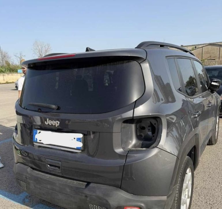 Centro Direzionale di Napoli: auto vandalizzate e rischio rapine nei parcheggi ANM