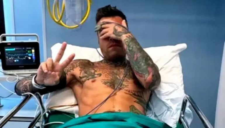 Fedez si ferma dopo il ricovero: annullato il tour estivo e il concerto di Assago