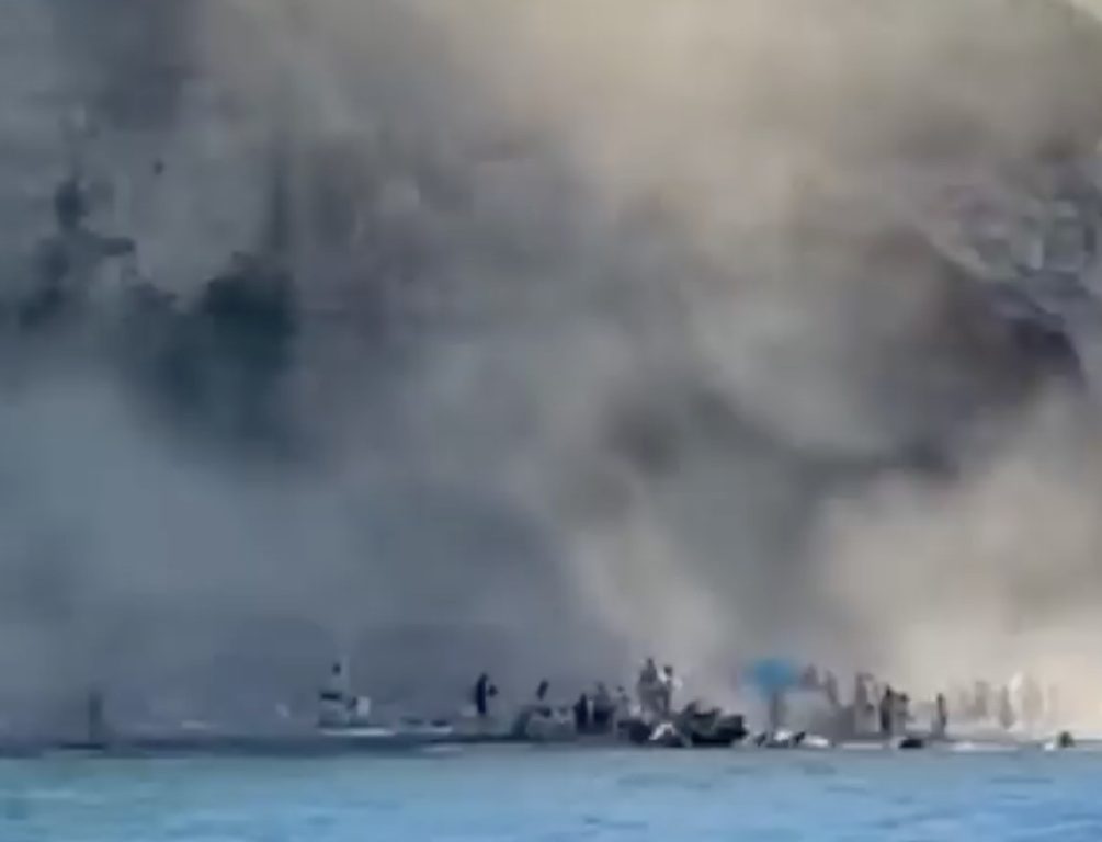 Frana a Vico Equense, crolla parte del costone: nube di polvere a pochi metri dalla spiaggia
