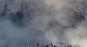 Frana a Vico Equense, crolla parte del costone: nube di polvere a pochi metri dalla spiaggia