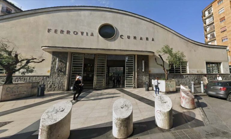 Fuorigrotta, rissa tra ragazzi alla stazione della Cumana: 18enne sfregiato al volto