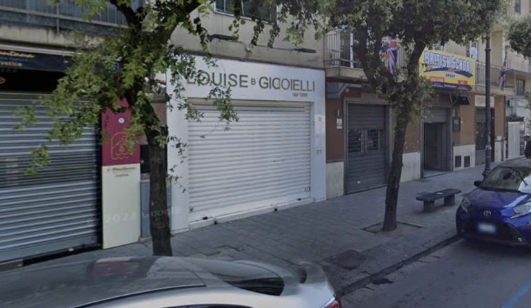 Furto con spaccata in gioielleria a Somma Vesuviana: ladri in fuga con i preziosi