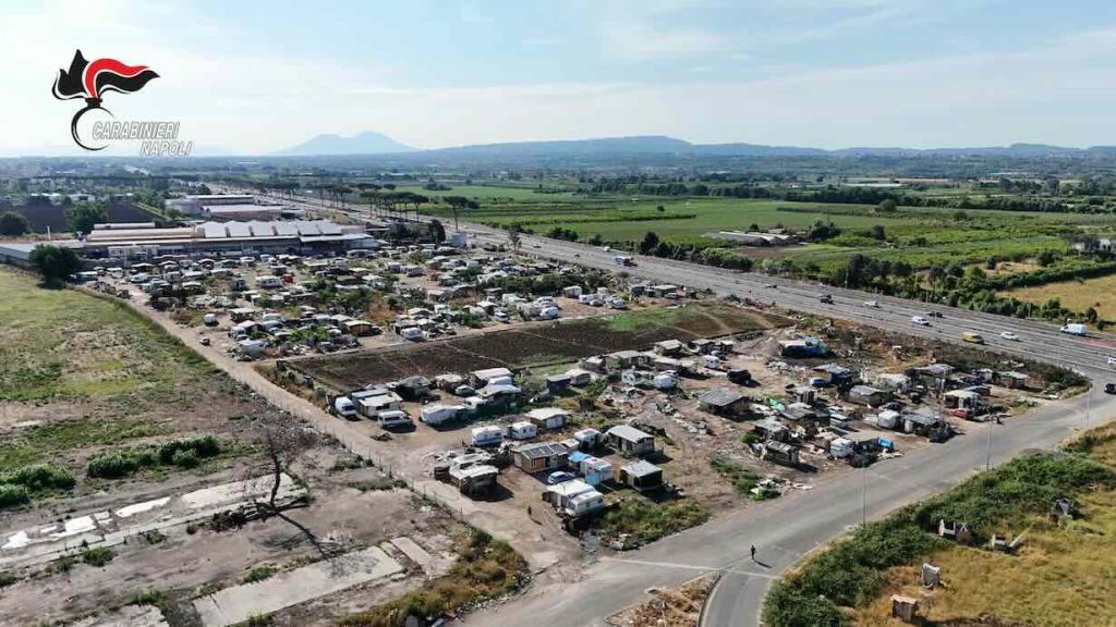 Giugliano, blitz al campo rom: 94 persone controllate e 32 veicoli sequestrati