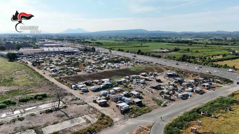 Giugliano, blitz al campo rom: 94 persone controllate e 32 veicoli sequestrati