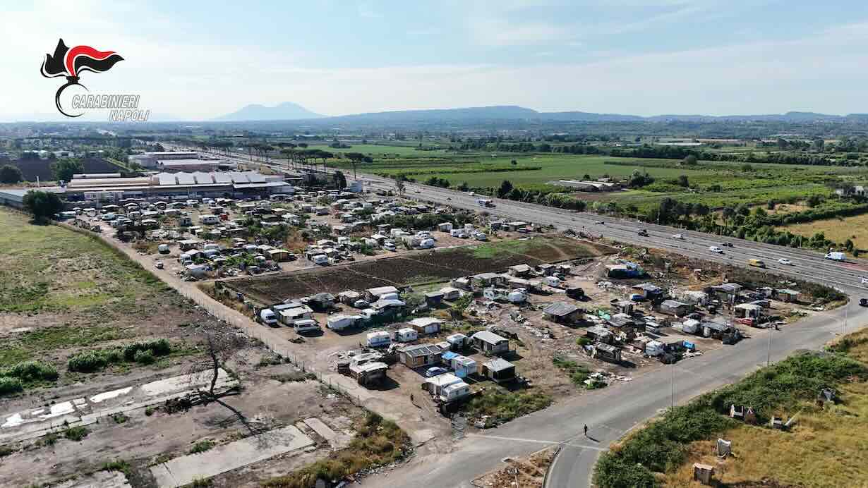 Giugliano, blitz al campo rom: 94 persone controllate e 32 veicoli sequestrati contro la terra dei fuochi