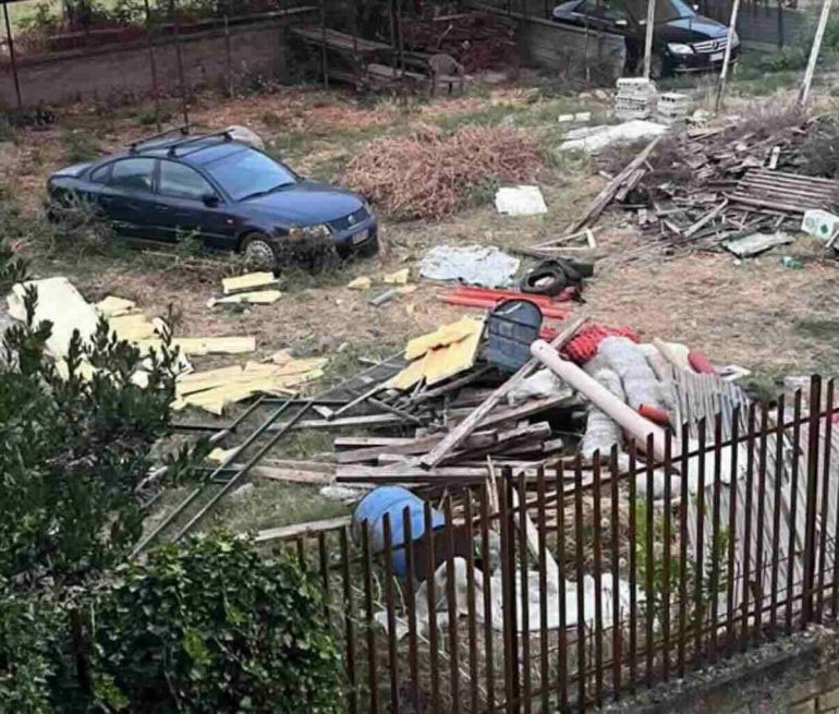 Giugliano, rifiuti speciali e auto abbandonate in via Palizzi: è una bomba ecologica