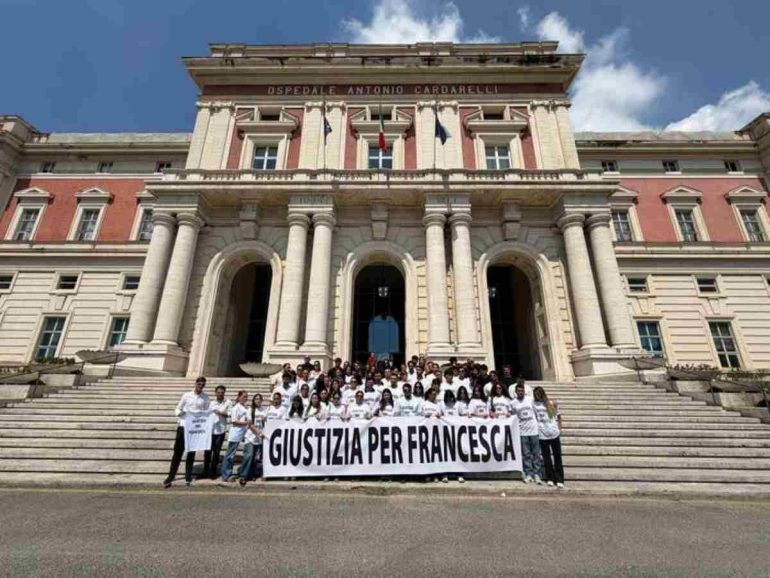 «Giustizia per Francesca», flash mob al Cardarelli per la 23enne morta dopo un intervento