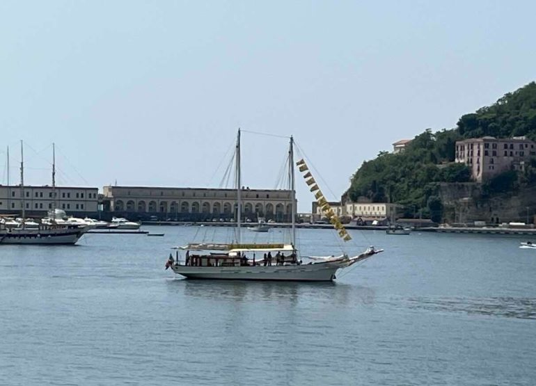 Goletta Verde fa tappa a Bagnoli: «Sia un modello nazionale di ecogiustizia e rigenerazione»