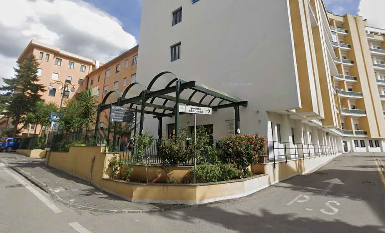 Grave incidente sul lavoro a Castelnuovo Cilento: operaio cade da escavatore e ricoverato in codice rosso