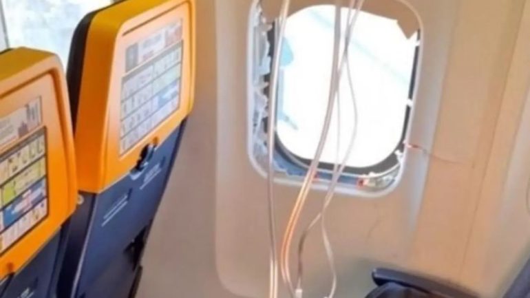 Grecia, si rompe un finestrino in volo passeggero risucchiato fuori e salvato in extremis