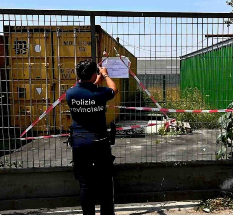 Gricignano, sequestrata azienda tessile nella zona Asi: rifiuti ammassati e operai a rischio