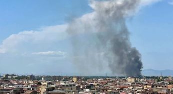 Incendio a Caivano, in fiamme un deposito abbandonato