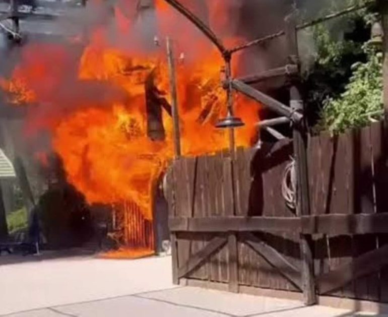 Incendio a Gardaland, fiamme nell’area Far West: evacuata la zona, parco resta aperto