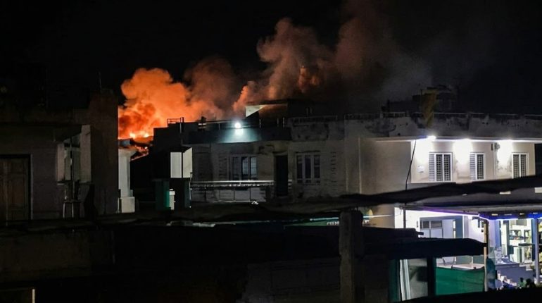 Incendio a Scafati: in fiamme un capannone industriale vicino alla chiesa di Sant’Antonio Vecchio