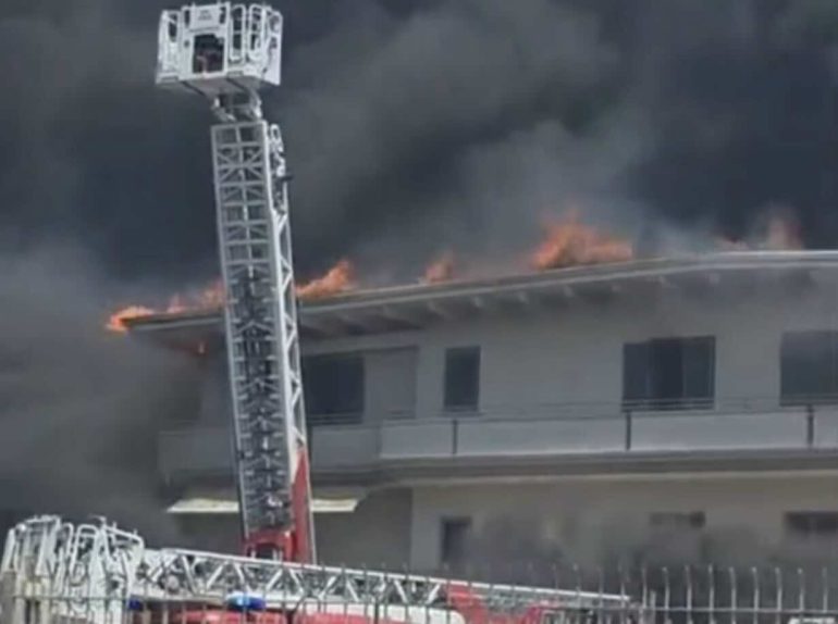 Incendio a Striano: scatta il monitoraggio delle diossine, allarme ambientale tra Napoli e Salerno