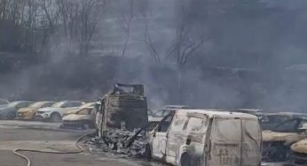 Incendio a Pozzuoli, la concessionaria distrutta: la promessa di ripartire subito