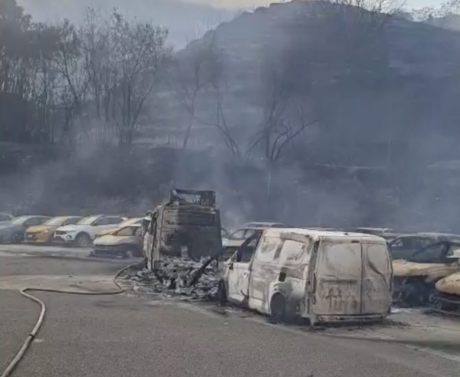 Incendio a Pozzuoli, la concessionaria distrutta: la promessa di ripartire subito