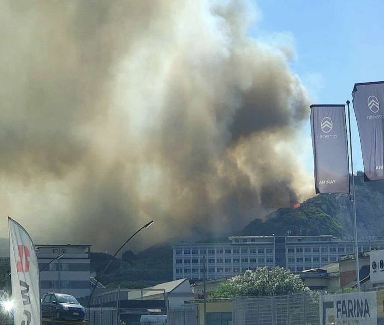 Incendio sulle colline di Pozzuoli, fiamme minacciano scuole, concessionarie e la sede di Canale 21