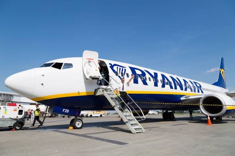 Volo Ryanair Napoli-Venezia, partenza con oltre 10 ore di ritardo: passeggeri fatti salire e poi scendere