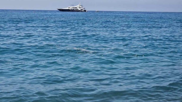 Ischia, schiuma e residui ai Maronti, il mare è di nuovo sporco