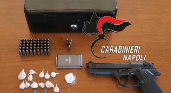 Lancia una cassaforte dal balcone per sfuggire al blitz: dentro cocaina e materiale per lo spaccio, arrestata una 46enne