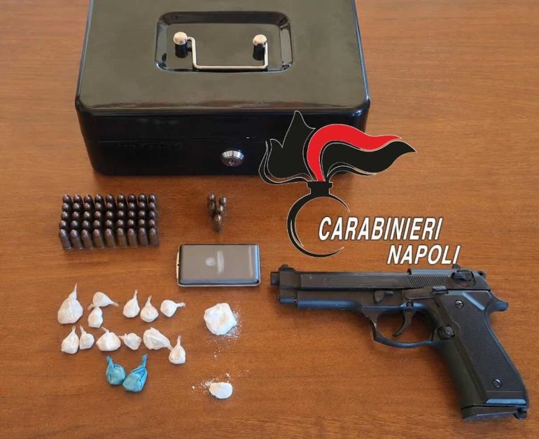 Lancia una cassaforte dal balcone per sfuggire al blitz: dentro cocaina e materiale per lo spaccio, arrestata una 46enne