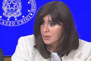 Lauree triennali, Bernini dopo l’inchiesta di Napoli: «Truffe inaccettabili»