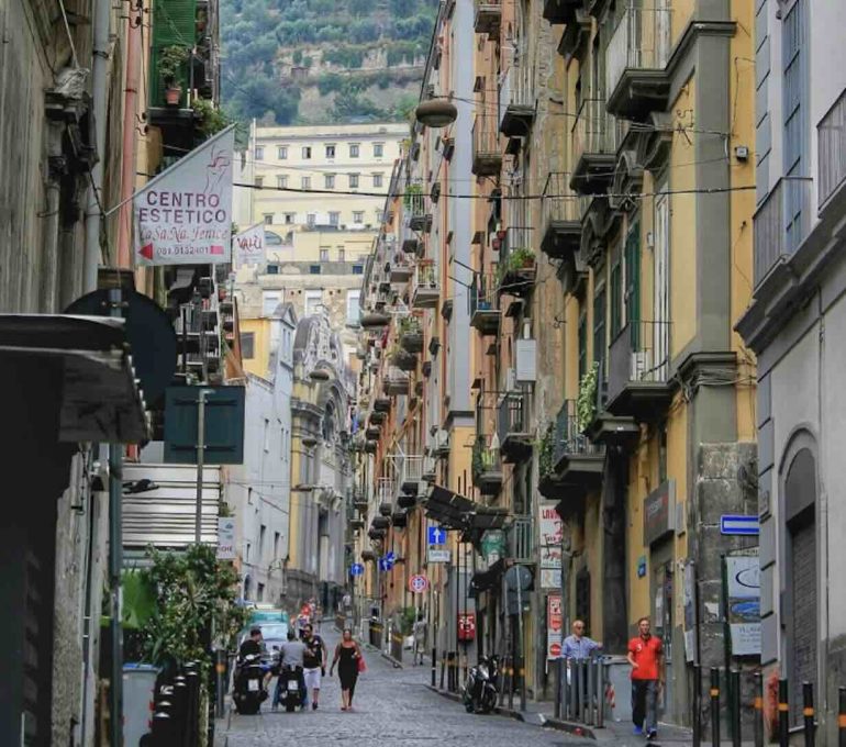 Lite in un bar a Montecalvario, turista ferito dopo una discussione per i tavoli
