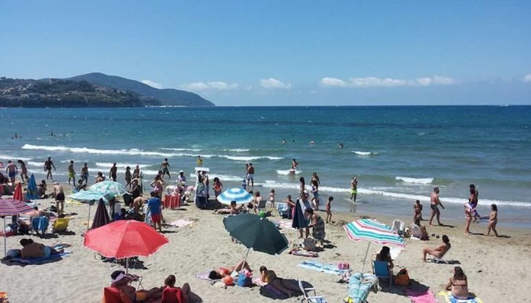 Malore fatale in spiaggia ad Agropoli: muore una donna di 78 anni sul lungomare San Marco