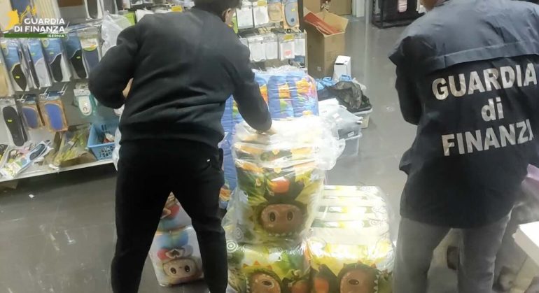 Maxi sequestro di merce contraffatta e fuochi illegali, denunciato imprenditore nel Casertano