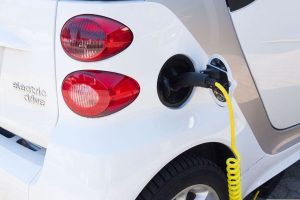 Mercato auto, boom dell’elettrico a Napoli: immatricolazioni cresciute del 982% in un anno