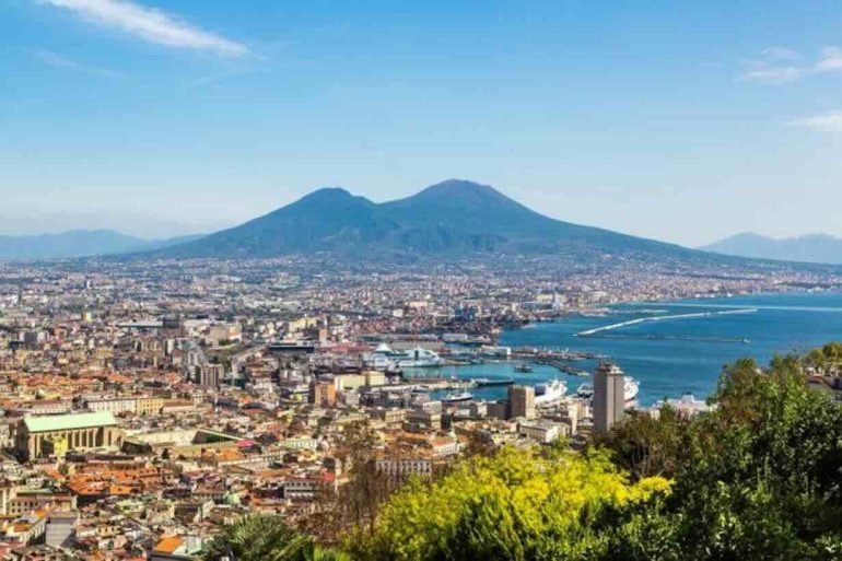 Meteo Napoli e Campania oggi 28 luglio: il grande caldo non molla la presa