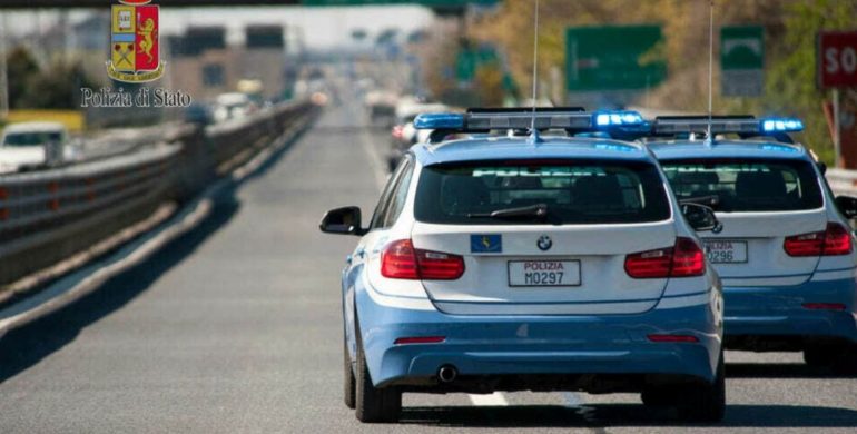 Minaccia la cassiera con una pistola e rapina il supermercato: arrestato sull’A1 nel Casertano