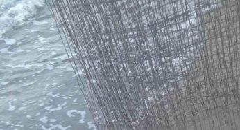 Mondragone, reti metalliche fino in acqua per dividere i lidi. Borrelli: «Il mare non è proprietà privata»