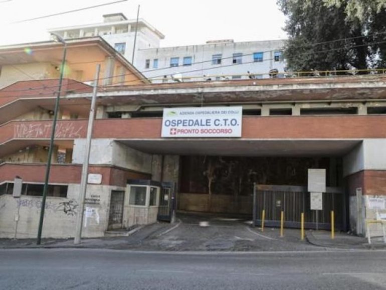 Napoli, 14enne accoltellato nella notte: è fuori pericolo