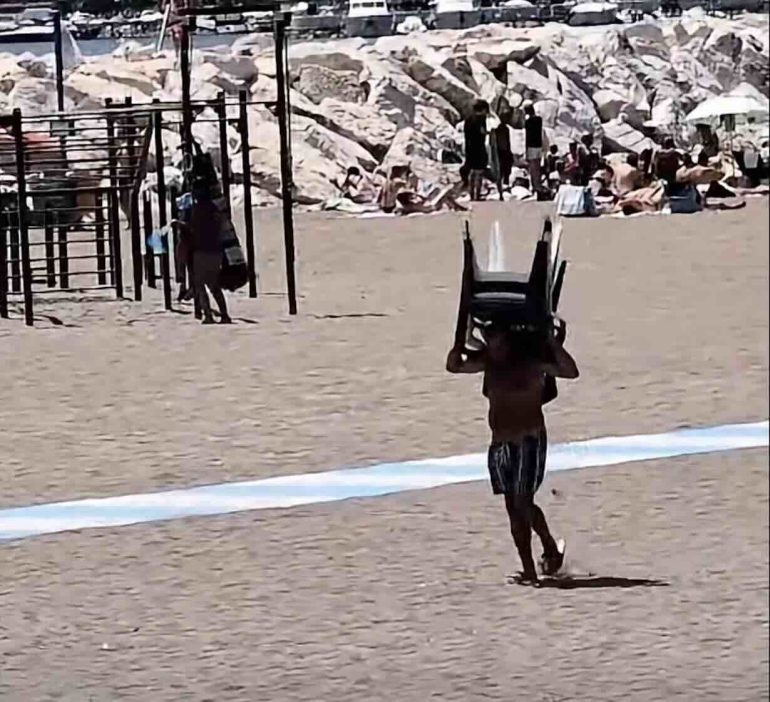 Napoli, abusivi di nuovo al Lido Mappatella, Europa Verde: «La spiaggia pubblica è ostaggio del racket di sedie e ombrelloni»