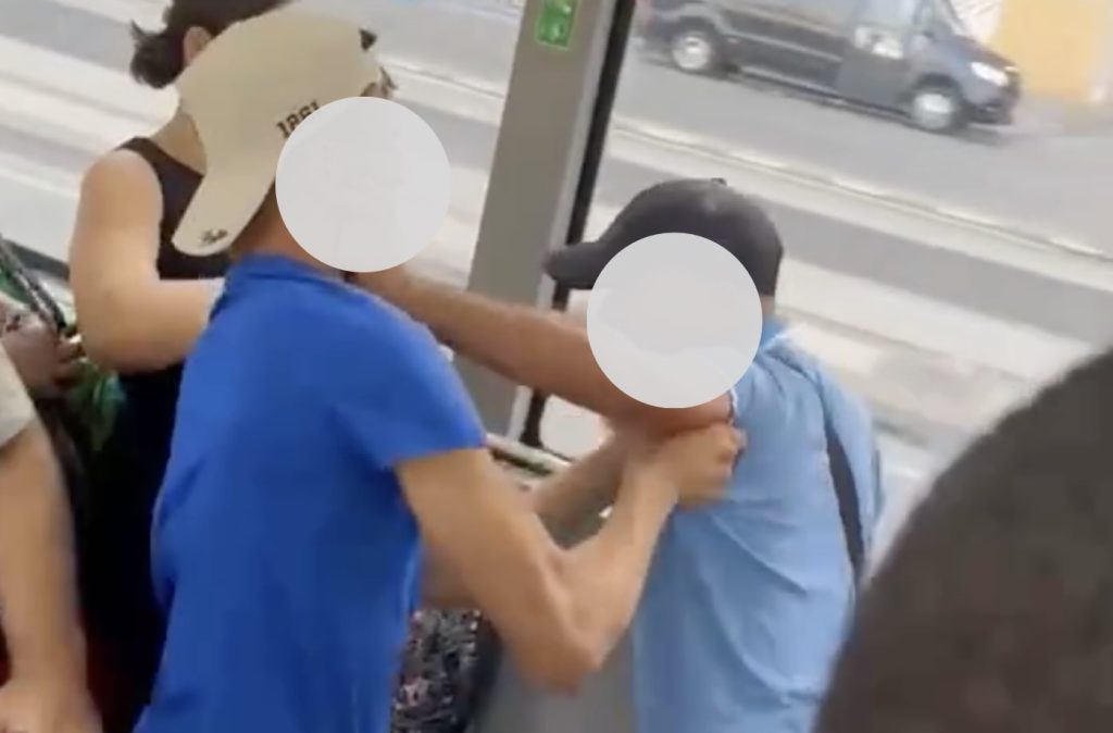 Napoli, anziano aggredito e picchiato sul bus davanti ai passeggeri: è caccia al borseggiatore violento