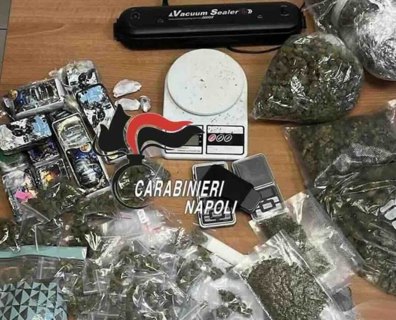 Napoli, blitz antidroga al concerto: arrestati due pusher e oltre 2,4 chili di stupefacenti sequestrati